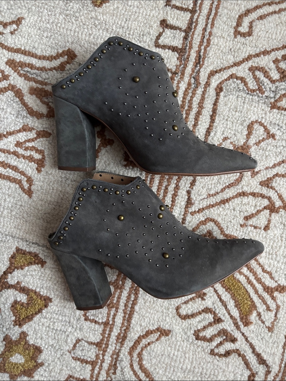 🩶 JOE’S Grey Suede Studded Booties